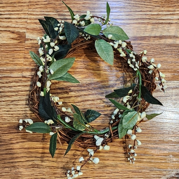 Small Farmhouse White Berry Wreath Grapevine Ring - Picture 1 of 5